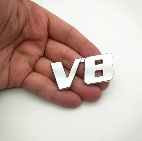 Emblema Logo V8 Multimarca 5.9x2.6cm Metálico con adhesivos - Imagen 2